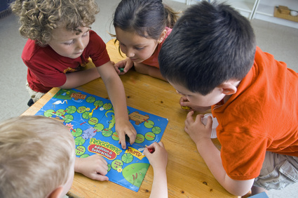 Faire jouer des enfants au même jeu de société - Festival pour l'Ecole de  la vie